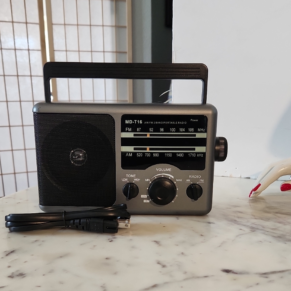 Portable AM/FM Radio - Black/Silver Battery Operated / AC plug